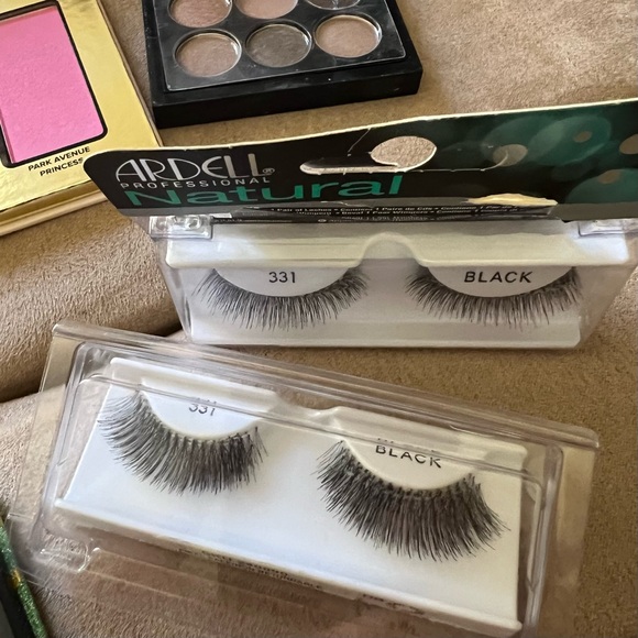 Too Faced Eyeshadow Palette - Vibrant Pinks blues browns and more 6 or of lashes - Picture 4 of 10